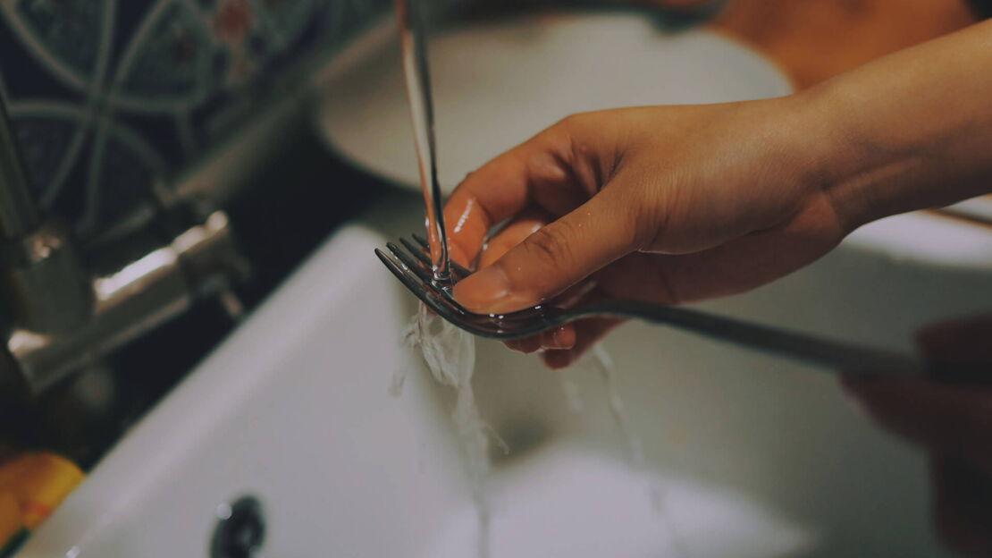 wasser fließt auf eine Gabel