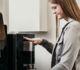 Kunde Wiethe trinkt Wasser aus CUBE Compact