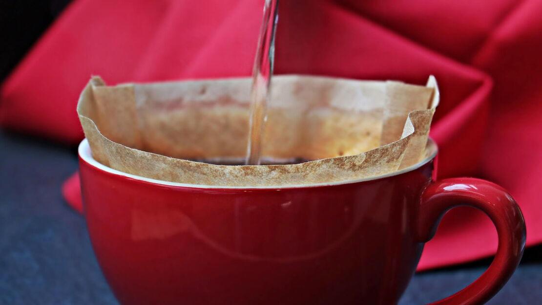 Kaffeezubereitung in einer Tasse