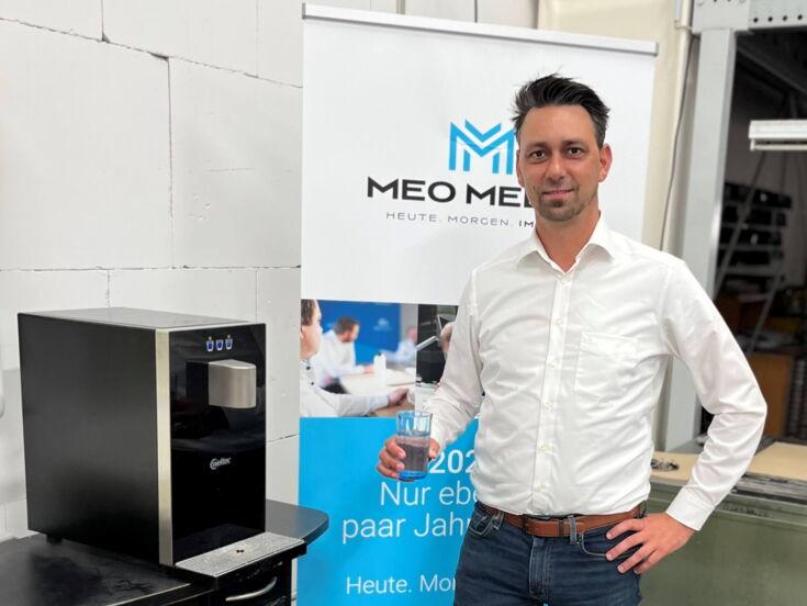 welltec Kunde mit Frischwasserspender CUBE Compact