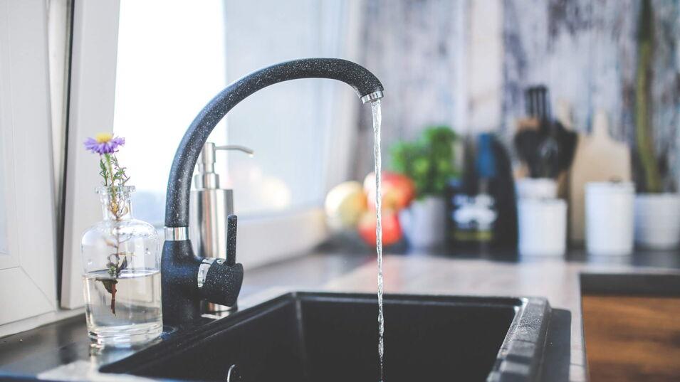 Waschbecken mit schwarzem Wasserhahn in der Küche