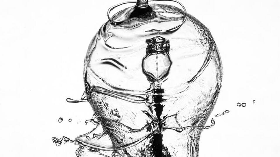 Wasser plätschert auf eine Glühbirne