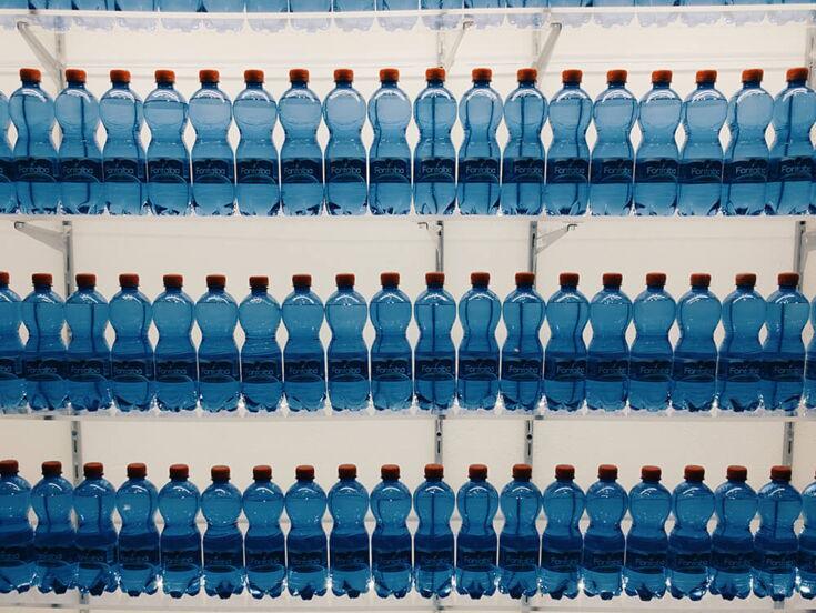 Viele blaue Plastikflaschen im Regal
