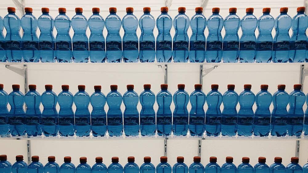 Viele blaue Plastikflaschen im Regal
