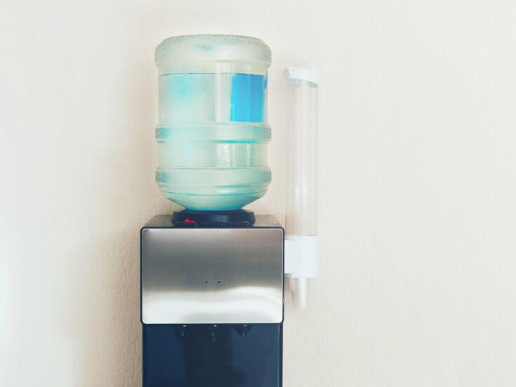 Ein Wasserspender mit Gallone