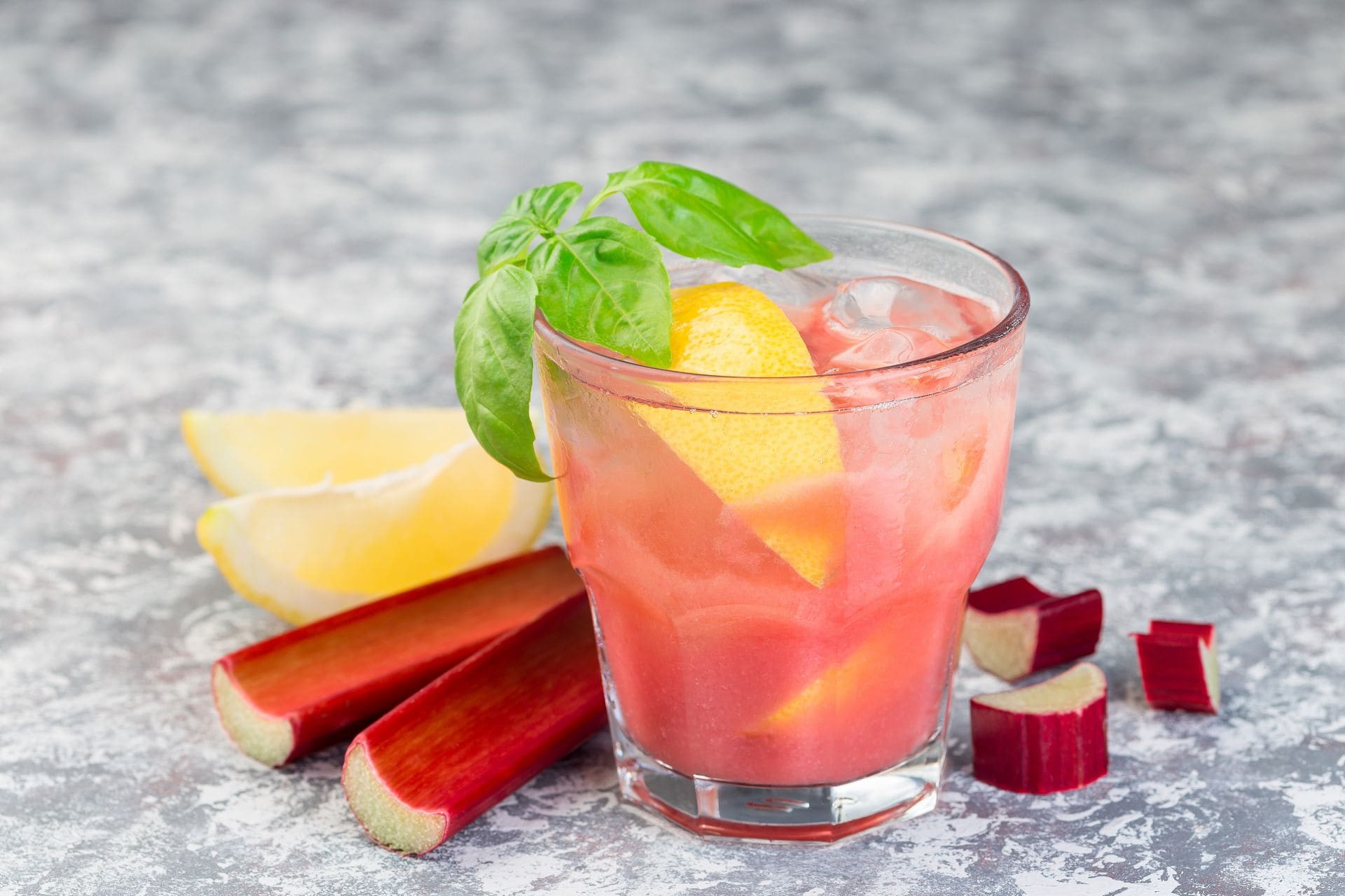Wasser mit Rhabarber als Erfrischung